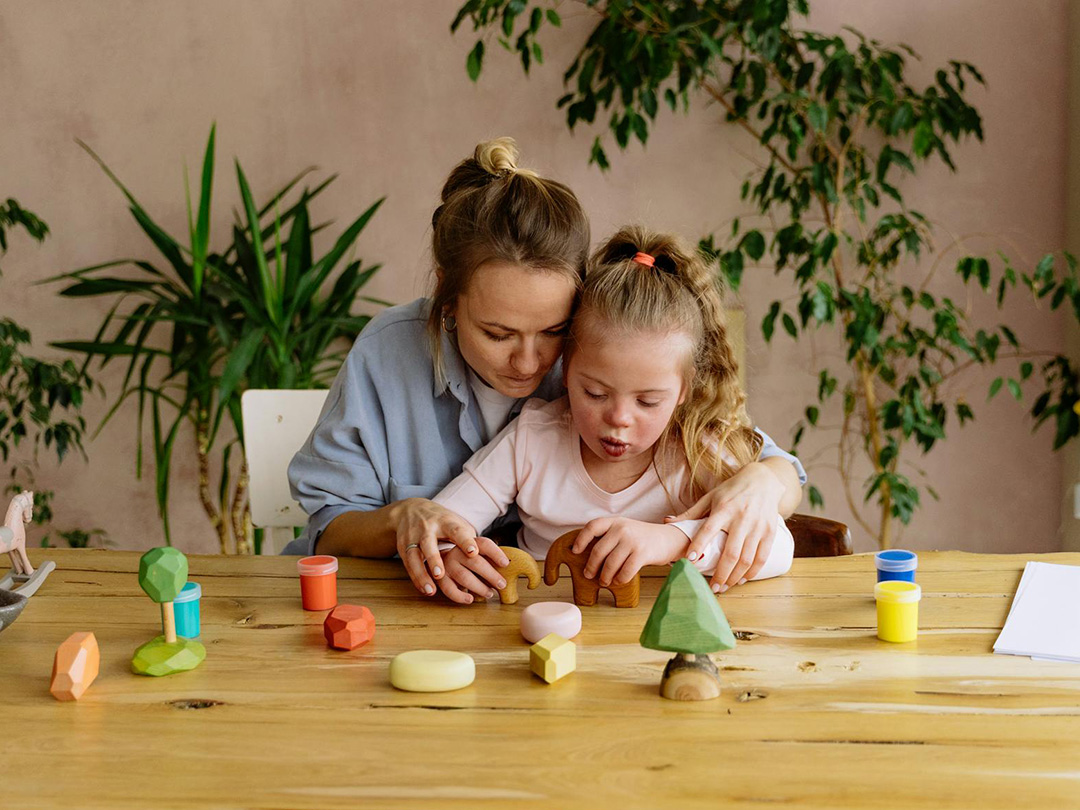 image d'une adule et un enfant en train de faire des jeux d'éveil - Mathilde Freyssinet Éducatrice Spécialisée