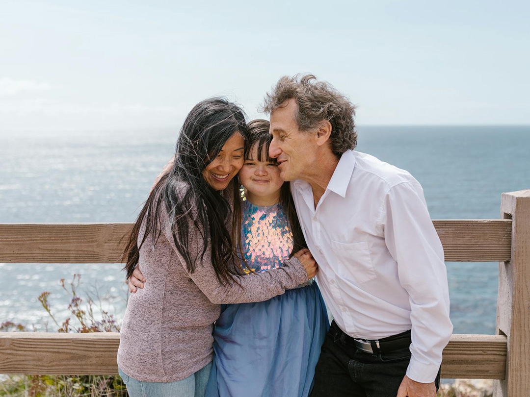 image d'une famille au bord de mer, faisant un câlin - Mathilde Freyssinet Éducatrice Spécialisée